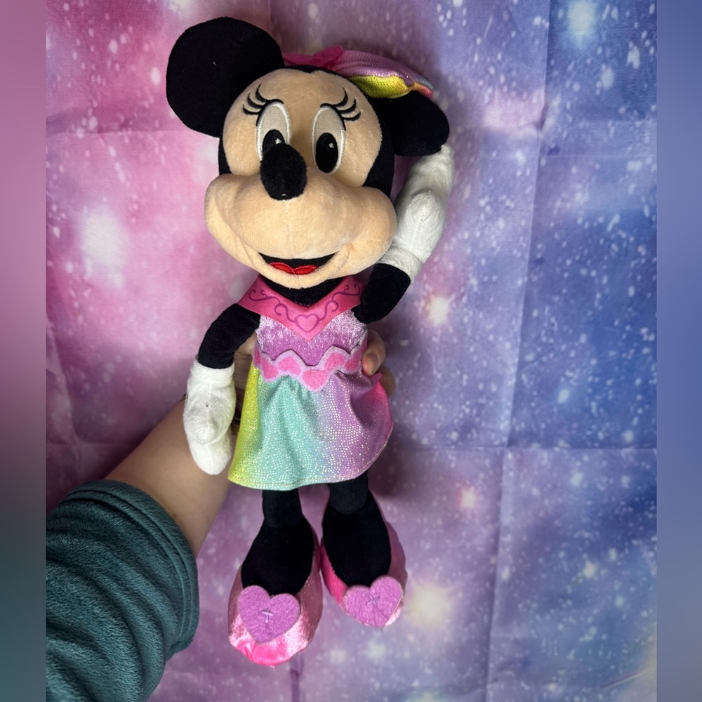 Disney Junior Sparkle and Sing Minnie Mouse feature plush toy 🛍
